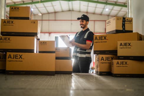 سائق التوصيل يتفقد الشحنات